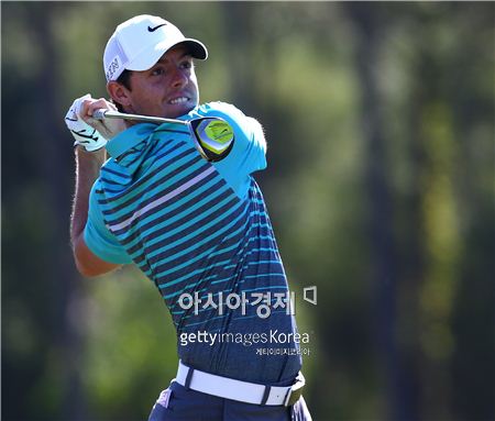 로리 매킬로이가 터키시에어라인오픈 첫날 2번홀에서 티 샷을 하고 있다. 안탈리아(터키)=Getty images/멀티비츠