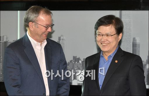 [포토]에릭슈미트 회장 만나는 최양희 장관