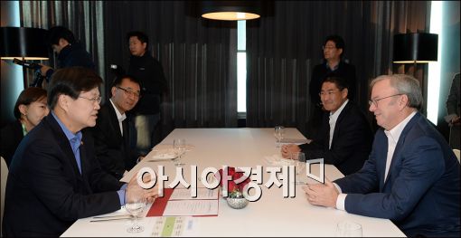 [포토]최양희 장관·에릭슈미트 회장, 조찬 회동