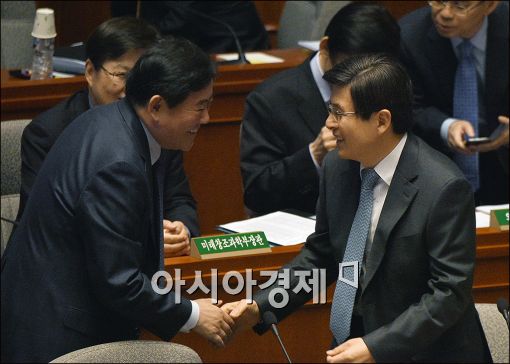 [포토]인사하는 황교안·최경환
