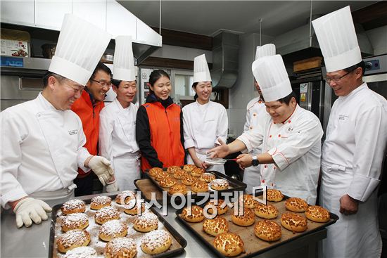 롯데호텔 제과제빵 기능장들이 신아원 장애인들에게 제빵 노하우를 전수해주고 있다. 