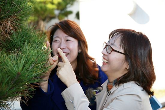 우담바라를 보고 즐거워하고 있는 성북구청 직원들 