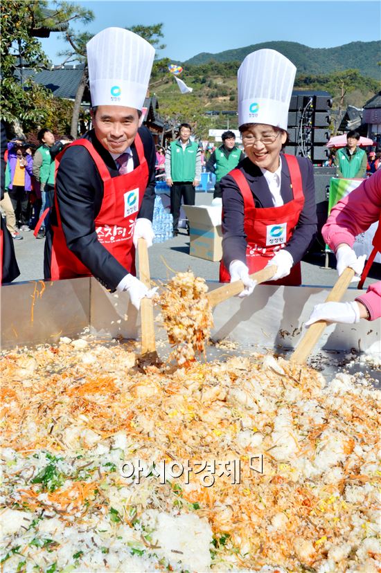 ‘자연의 맛 그대로 순창의 맛 세계로’를 주제로 한 제10회 순창 장류축제가 진행되고 있는 가운데 30일 순청전통고추장 민속마을 특설무대에서 황숙주 순창군수, 이기자 군의회의장 등 마을주민, 관광객들의 참여속에  청정원 순창쌀고추장으로 2015인분의 비빔밥을 만들었다.



이날 만든 2015인분 비빔밥은 대형 가마솥에 사골국물로 만든 밥에 버섯, 마늘, 무생채, 애호박, 도라지, 상추, 콩나물, 참기름 등 순창산 각종나물과 양념을 넣고 고추장과 함께 고루 비볐다.




올해 장류축제는 내달 1일까지 순창고추장 임금님 진상행렬, 2015인분 고추장비빔밥 만들기, 순창고추장요리 전국대회 등 장류를 주제로 다양한 체험행사가 마련돼 있다. 사진제공=순창군