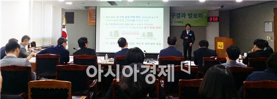 전남도청 공직자 223명이 28개 팀으로 나눠 참여한 공무원 연구모임은 지난 3월부터 6개월 동안 연구 주제별로 자료 수집과 토론, 현장 조사, 세미나 등을 통해 각 팀별로 정책 제안을 담은 연구결과를 제출했다.