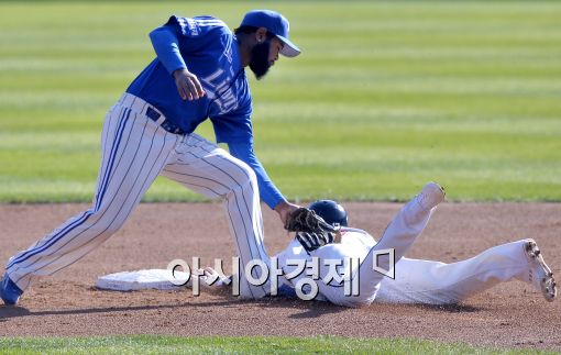 [포토]나바로, '분명 태그가 빨랐어!'