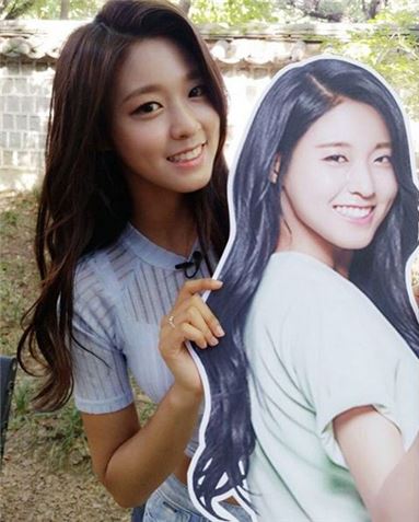 설현, 뒤태 시트지와 함께한 사진 공개…"드디어 만났다"