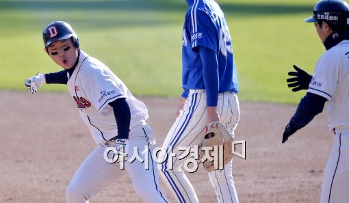 [포토]환호하는 고영민, '만루 찬스 놓치지 않아!'