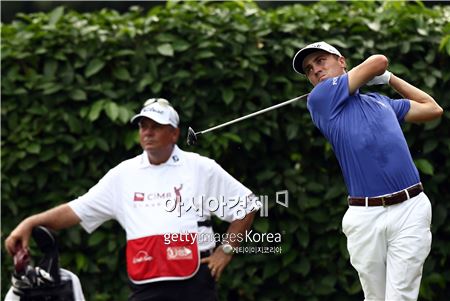 토마스, 선두 "코스가 너무 쉬워"