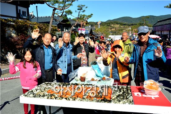 제10회 순창장류축제 한창인 31일 축제장에 마련된 특설무대에서 순창장아찌로 만든 주먹밥 만들기 프로그램이 많은 관광객과 지역주민들의 참여 속에 성황리에 펼쳐졌다. 

황숙주 순창군수와 이남 축제위원장을 비롯 300여명의 관광객이 참여해 “순창장류축제” 글씨가 써진 대형식탁위에 참기름으로 버무린 밥에 순창전통 장아찌와 김을 넣어 만든 주먹밥을 만들었다.

이날 완성된 주먹밥은 체험객들이 축제장을 찾은 관광객들과 함께 하나 되어 나눠먹으며 순창의 맛과 정에 흠뻑 빠져들었다. 사진제공=순창군