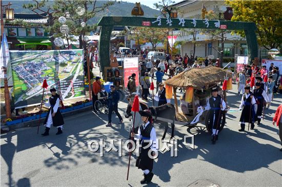 제10회 순창장류축제가 한창인 순창전통고추장민속마을에서 31일 장류축제의 꽃이라 할 수 있는 순창고추장 임금님 진상행렬이 펼쳐져 관광객들의 시선을 사로잡았다. 

이날 아전과 옥천고을취타대가 선두로 장군과 포졸에 이어 임금님께 진상할 순창고추장을 실은 마차가 뒤를 이었고 자원봉사자들로 구성된 호위무사대 뒤로 지게꾼과 농악단 등 300여명이 뒤를 이었다.
