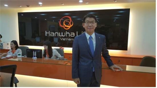 백종국 한화생명 베트남 현지 법인장이 하노이 지점 창구 앞에서 정면을 바라보고 있다.