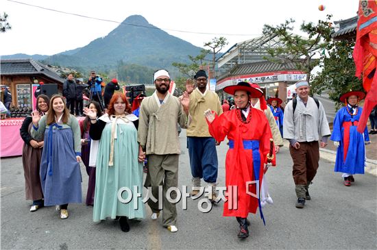 제10회 순창장류축제 마지막 날인 1일 순창전통고추장민속마을에서는 순창고추장 임금님 진상행렬이 화려하게 펼쳐졌다.

자원봉사자와 관광객 등 300여명이 함께 참여한 가운데 펼쳐진 진상행렬은 아전과 옥천고을취타대를 선두로 장군복장을 한 황숙주 군수와 이기자 군의장, 의원들의 호위무사대에 이어 임금님께 진상할 순창고추장을 실은 마차가 뒤를 이었고 지게꾼과 농악단 등이 뒤를 이으며 화려한 퍼포먼스를 펼쳤다.