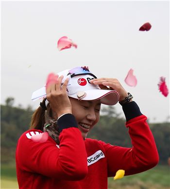 김혜윤이 문영퀸즈파크레이디스 우승 직후 '꽃잎 세례'를 받고 있다. 사진=KLPGA