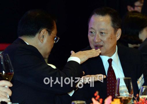 [포토]대화 나누는 리커창 中 총리-박용만 두산 회장