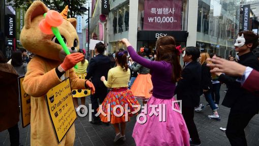 [포토]명동 고양이도 신바람 