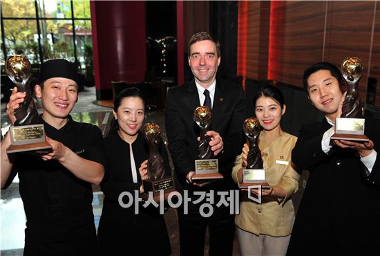 닐스 아르네 슈로더 콘래드 서울 총지배인(가운데)과 직원들이 함께 '2015 월드 트래블 어워즈'에서 수상한 5개의 트로피를 들고 활짝 웃고있다. 