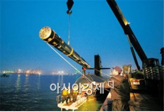 중국 인민해방군 동해함대가 칭다오항에서 PMK-2 추진식 기뢰를 쑹급 디젤잠수함에 장전하고 있다.