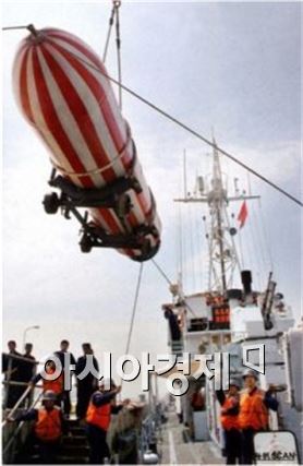 중국 인민해방군 해군이 해저기뢰 설치 훈련을 하고 있다.