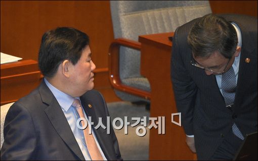 [포토]최성준 방통위원장의 폴더 인사