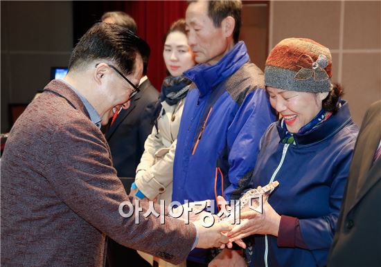 [포토]노희용 동구청장, 구정발전 유공 구민 표창패 수여