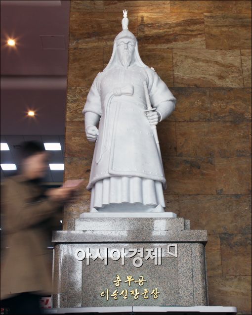 [포토]국회,이순신 장군 동상 새로 설치