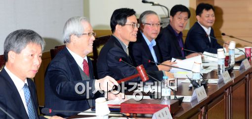 [포토]의사봉 두드리는 송위섭 노동시장구조개선특위 위원장