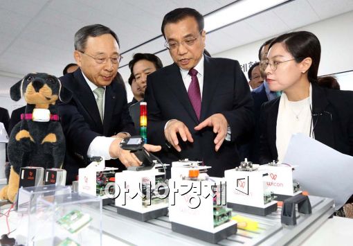 [포토]위콘서비스 살펴보는 리커창 中 총리-황창규 KT회장 