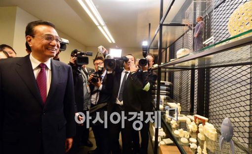 [포토]리커창 中 총리, 본인 조각상에 함박웃음