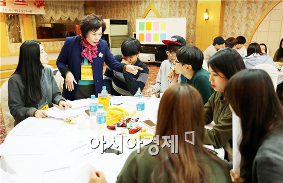 동신대학교(총장 김필식)는 지난달 30일부터 31일까지 1박 2일간 전북 고창군 미당시문학관과 선운산 일대에서 독서캠프를 개최했다. 
