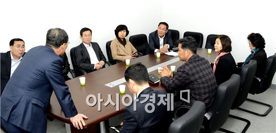 광주 광산구의회와 남부대는 2일 오전 남부대국제수영장에서 이영순 의장 등 의원 5명과 조성수 총장 등 학교 관계자 등이 참석한 가운데 ‘수영장 관련 광산구의원 현안청취 초청간담회’를 개최했다.