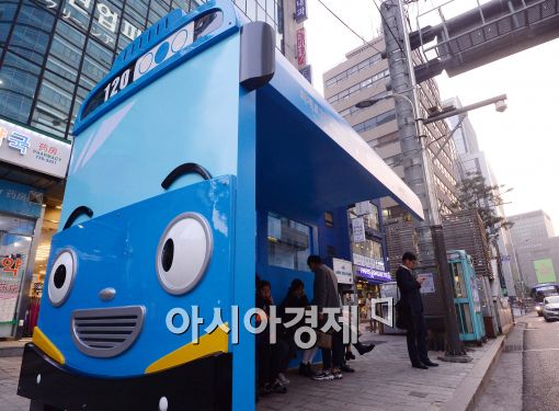 [포토]명동에 설치된 타요 버스 승차대
