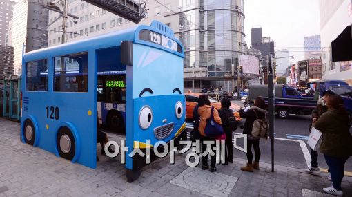 [포토]타요 버스 승차대에서 버스 기다리는 시민들