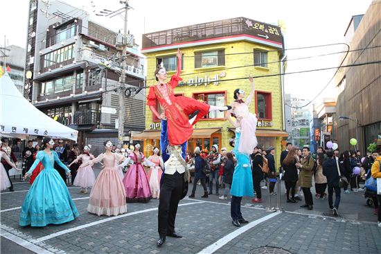 할로윈 거리 예술 퍼레이드 