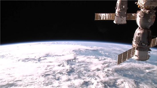 ▲11월3일(우리나라 시간) 오전 7시20분 현재 ISS에서 실시간으로 관측되는 지구.[사진제공=NASA TV]