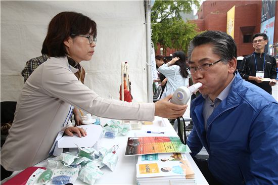 김영종 종로구청장이 폐활양 검사를 받고 있다.