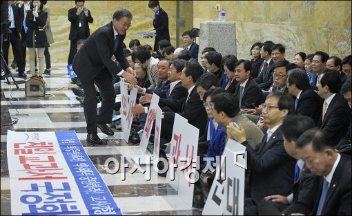 [포토]의원들 격려하는 문재인 대표