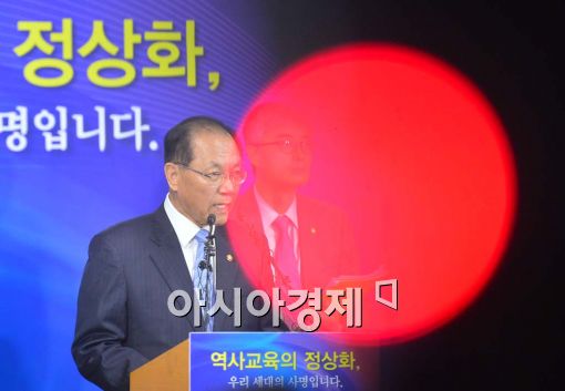 [포토]황우여 '친일·독재 미화 역사교과서 왜곡 없을것'