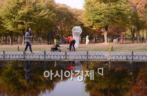 [포토]추위는 가고…도심 단풍 절정