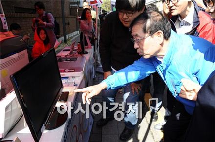 ▲북촌에서 사물인터넷 체험을 하고 있는 박원순 서울시장(사진=서울시)
