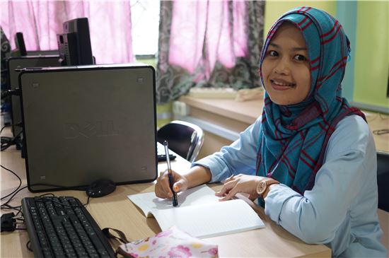4일 LS산전 기증 PC가 전달될 인도네시아 자카르타 ADRF 드림스쿨에서 학생이 공부하고 있다. (사진제공 : LS산전)