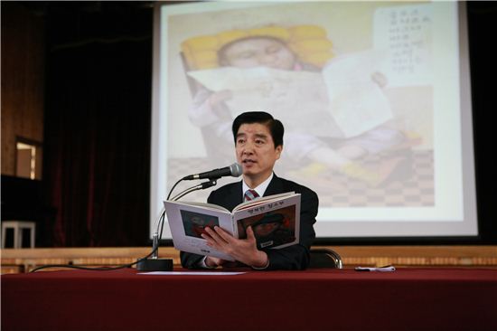 초등학생들에게 책 읽어주는 이해식 강동구청장