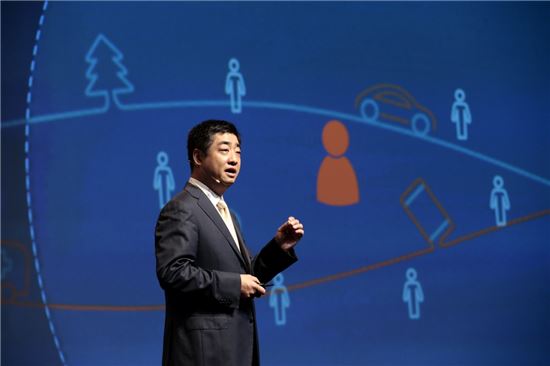 켄 후 화웨이 부회장 겸 순환 CEO가 2015 글로벌 모바일 브로드밴드 포럼에서 발표를 진행하고 있다.
