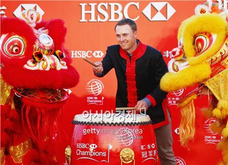 조던 스피스가 HSBC챔피언스 포토콜 행사에서 북을 치는 퍼포먼스를 펼치고 있다. 상하이(중국)=Getty images/멀티비츠