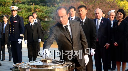[포토]분향하는 프랑수아 올랑드 프랑스 대통령