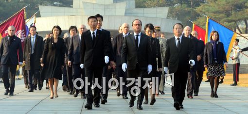 [포토]현충원 나서는 프랑수아 올랑드 대통령