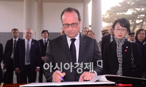 [포토]방명록 작성하는 프랑수아 올랑드 대통령