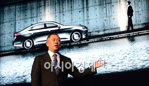 [포토]제네시스 소개하는 정의선 현대차 부회장
