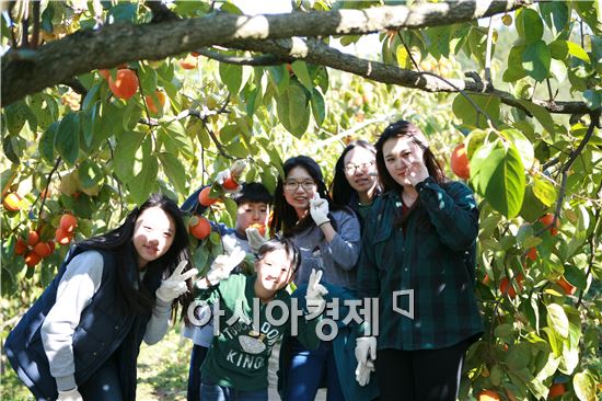 장흥고등학교 훈민정음 동아리 학생들이 다문화가정 동생들의 공부를 돕고 나서 눈길을 끌고 있다.  
