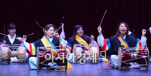 [포토]흥겨운 사물놀이에 빠진 외국인 학생들 