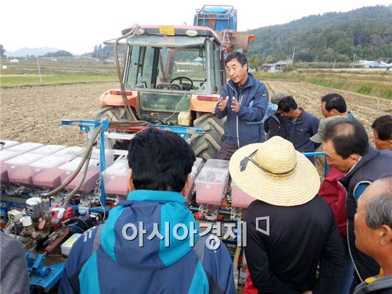 장흥군(군수 김성)은 한국우리밀농업협동조합과 함께 지난 2일 관산읍 방촌리에서 우리밀 세조파 파종기 시연회를 개최했다.
